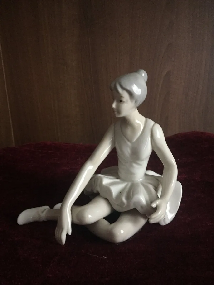 Porcelain ballet figurine. - Image 1