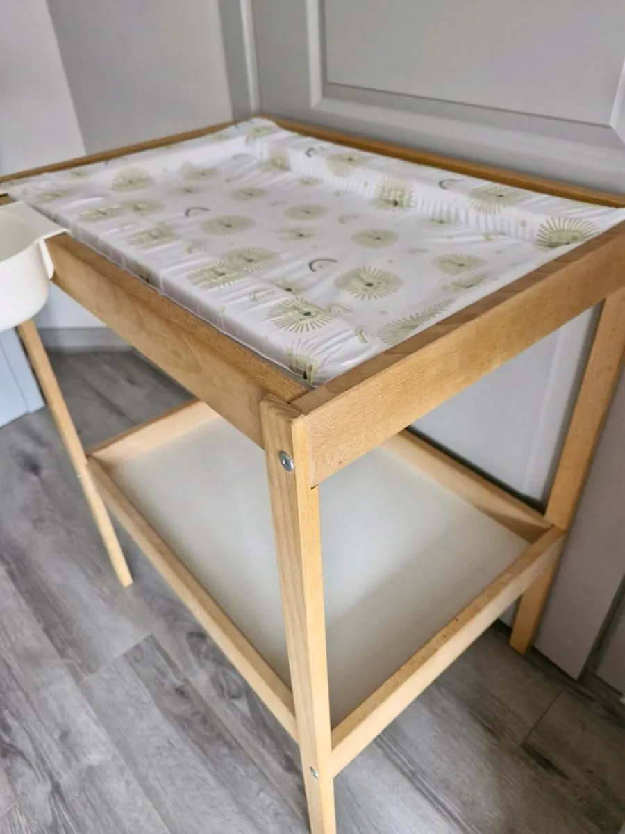 Baby changin table - Image 1