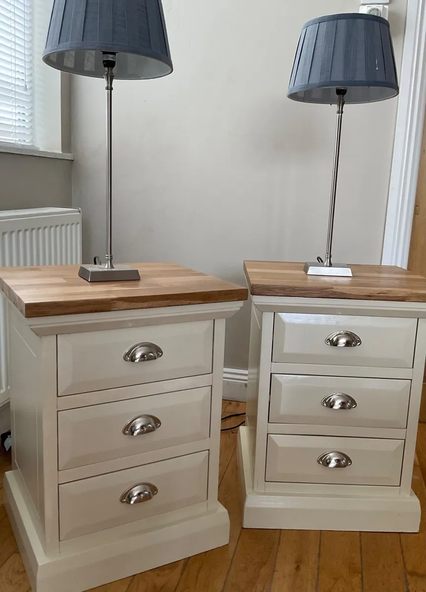 Pair of quality bedside lockers - Image 1