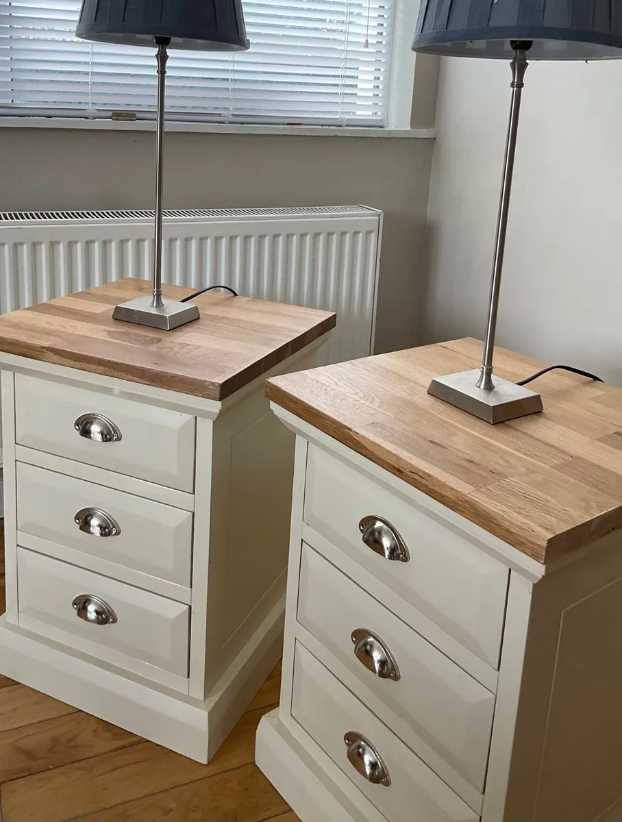 Pair of quality bedside lockers - Image 2