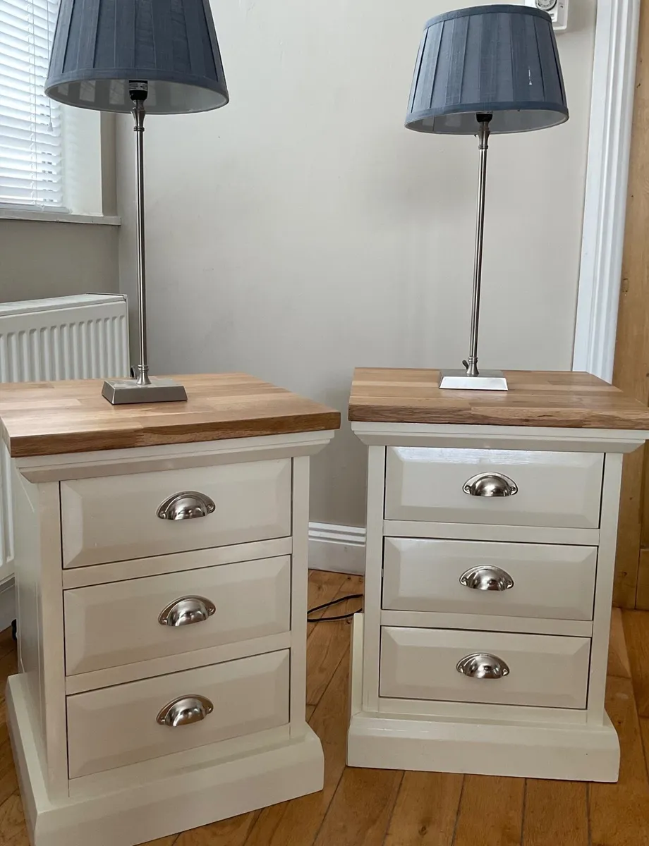 Pair of quality bedside lockers - Image 3