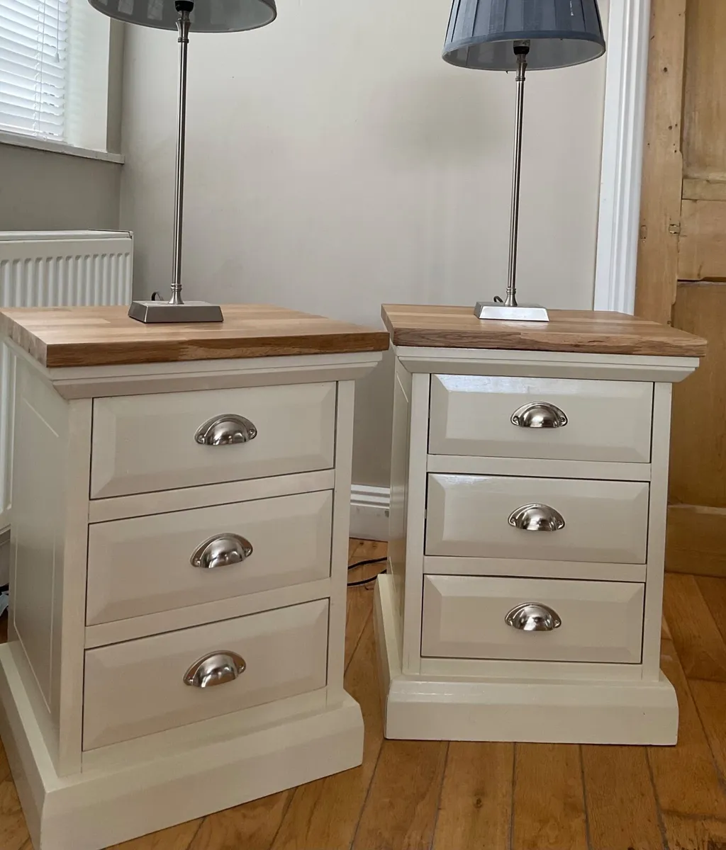 Pair of quality bedside lockers - Image 4