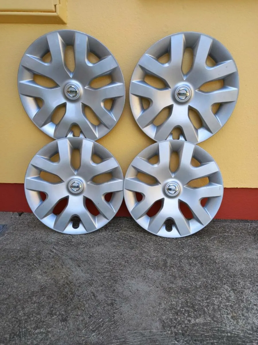 4 x Nissan hubcaps - Image 1