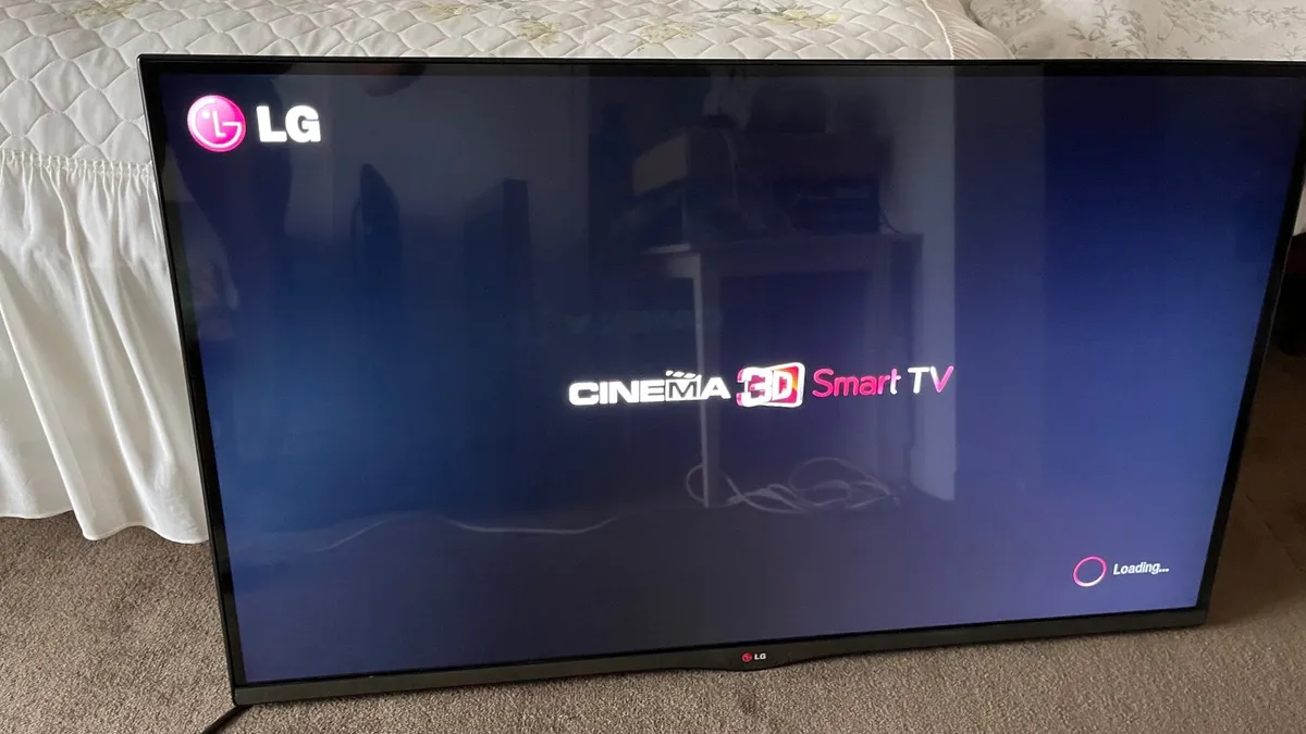 47 inch Smart LG TV with Wall Mount Bracket - Image 2
