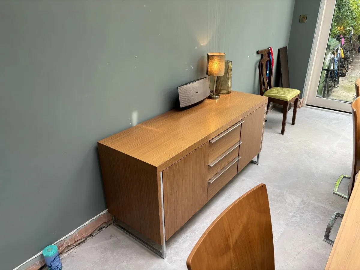 Dining Table, 8 Chairs and matching side board - Image 3