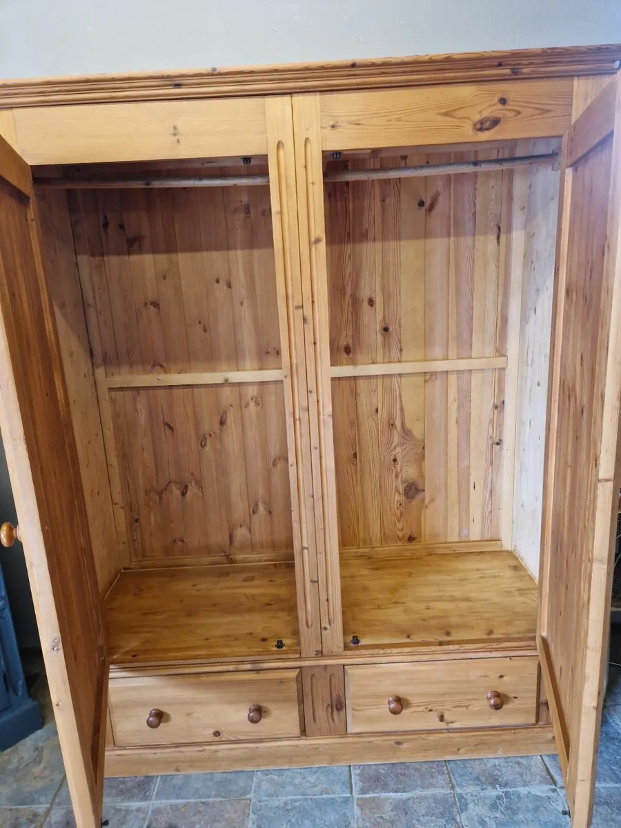 Large vintage 5ft wide pine wardrobe - Image 2