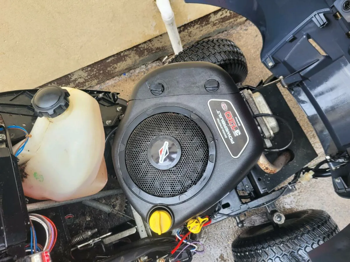 2016 castlegarden lawnmower - Image 4