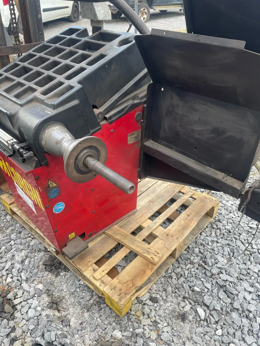 Corghi Wheel Balancer - Image 2