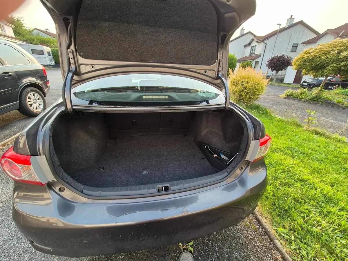 Toyota Corolla 2012 - Image 2