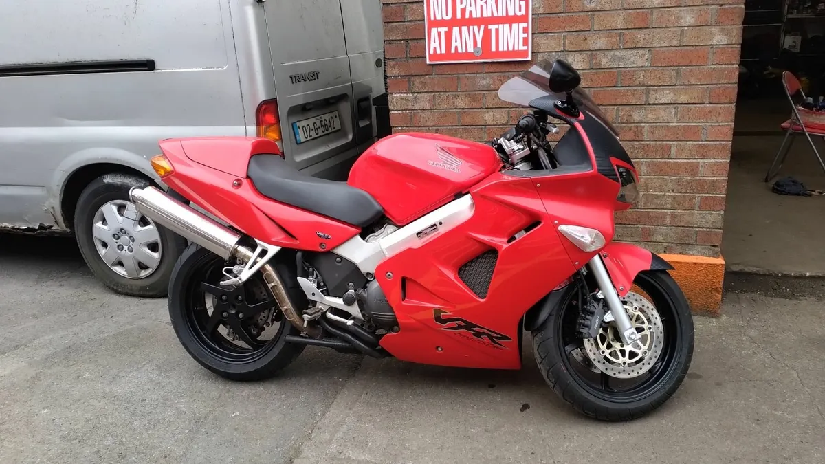 Honda VFR 800 - Image 1