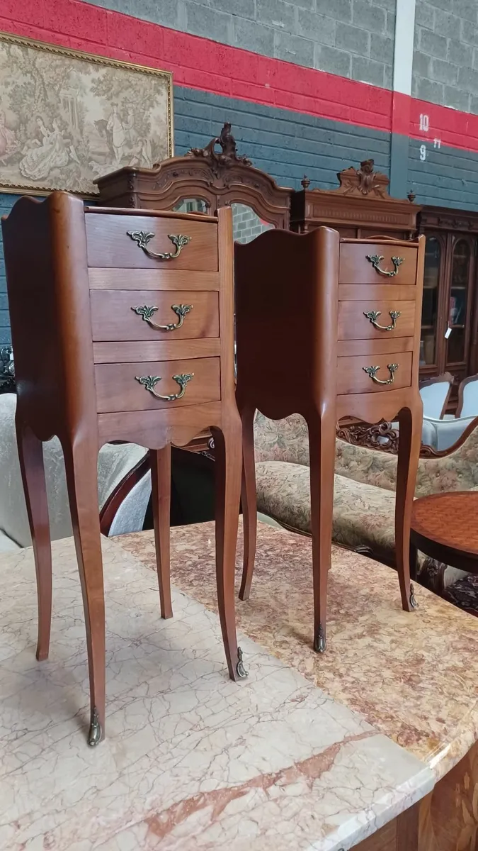 A pair of bedside tables and rattan armchair - Image 3