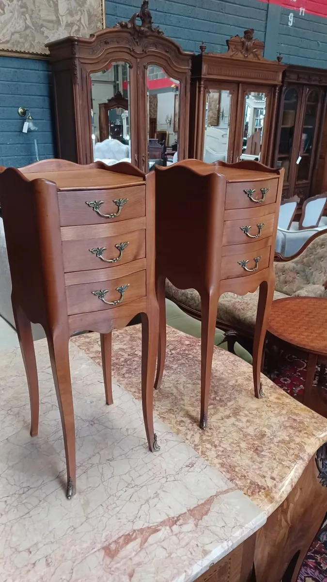 A pair of bedside tables and rattan armchair - Image 4