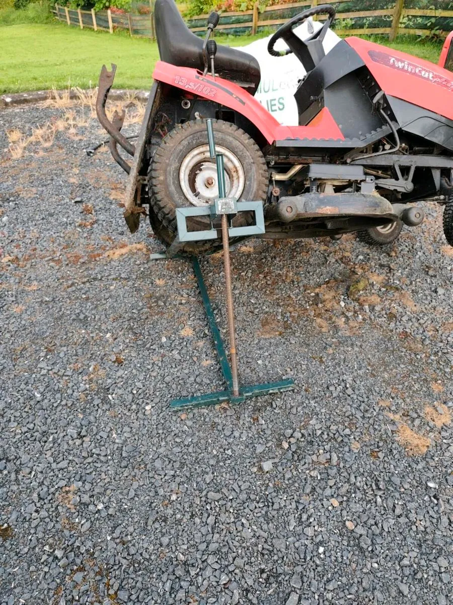 Lawnmower Lift Jack - Image 1