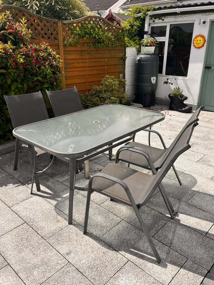 Garden table and chairs - Image 1