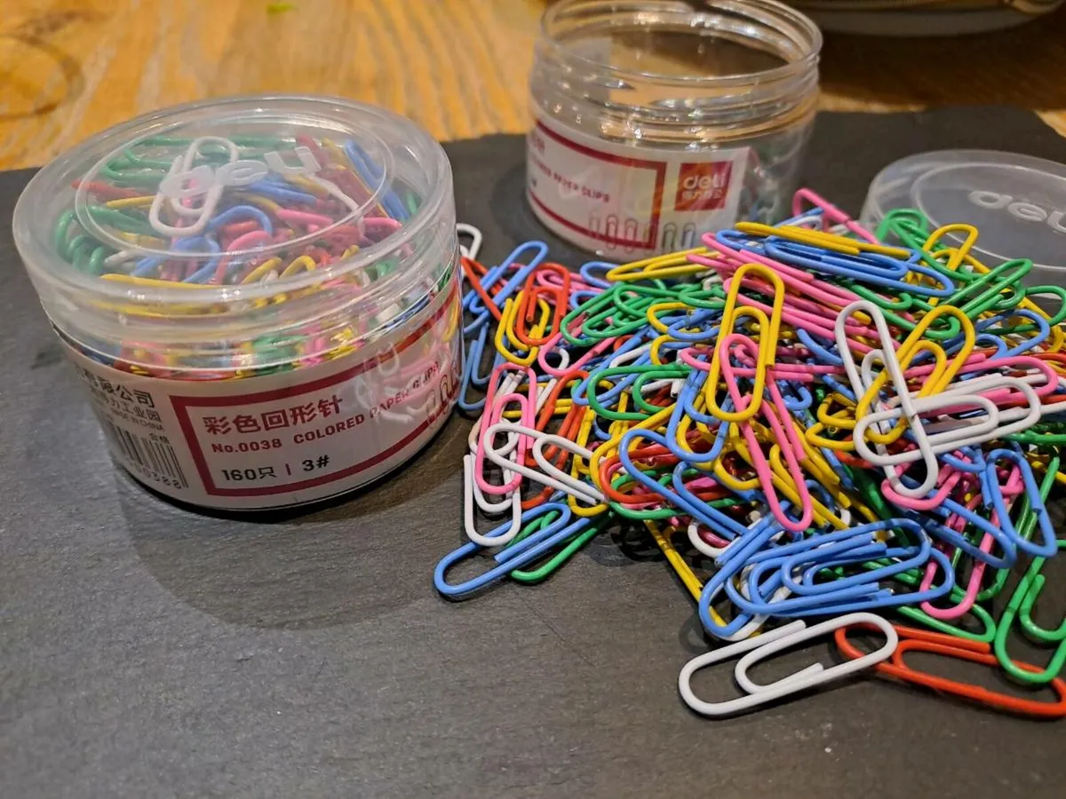 160 coloured paper clips - Image 1