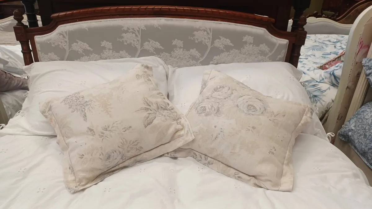 Antique upholstered bed in the Henry II - Image 3