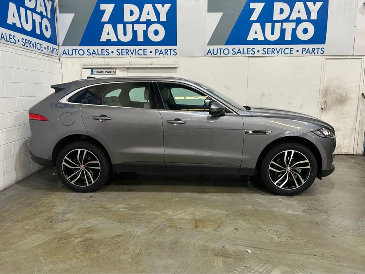 Jaguar F- PACE Chequered Flag PAN Roof Auto - Image 2