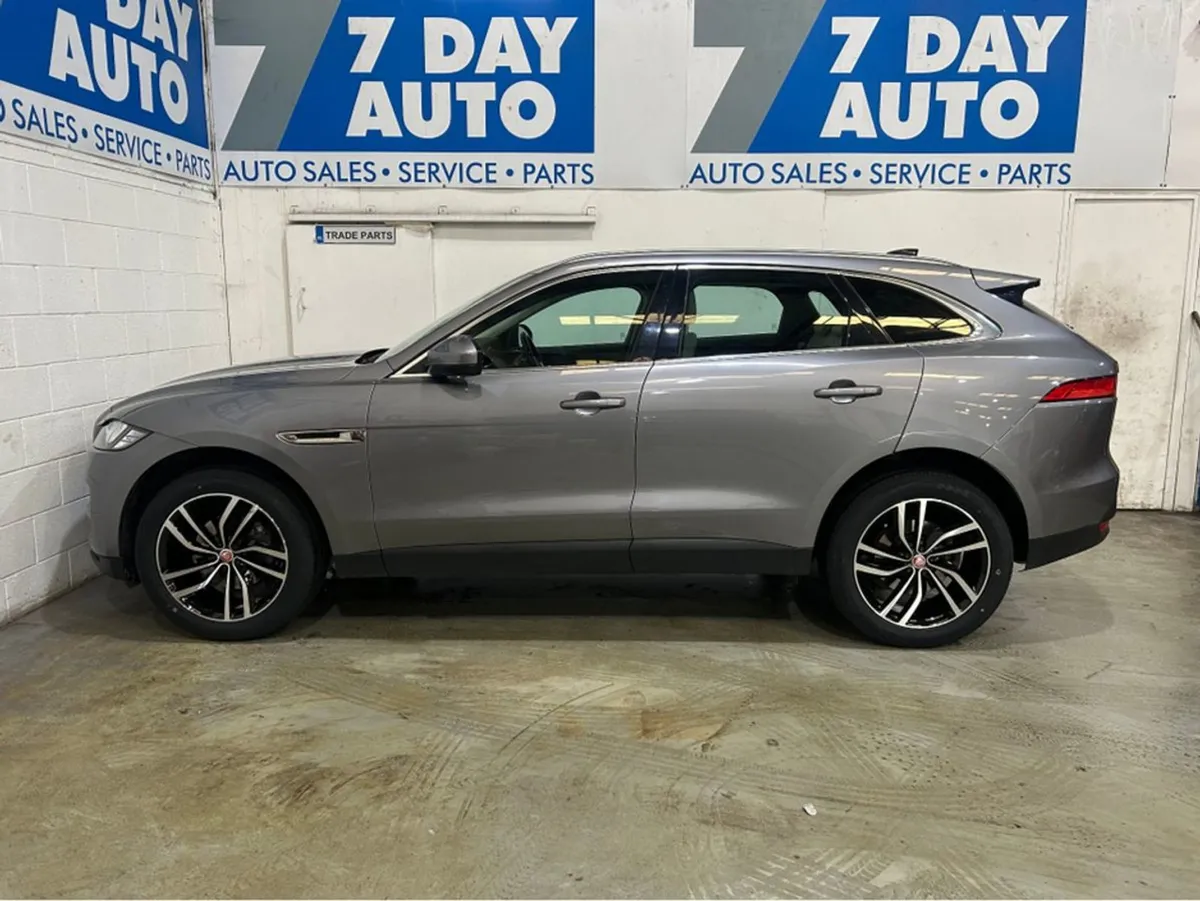 Jaguar F- PACE Chequered Flag PAN Roof Auto - Image 3