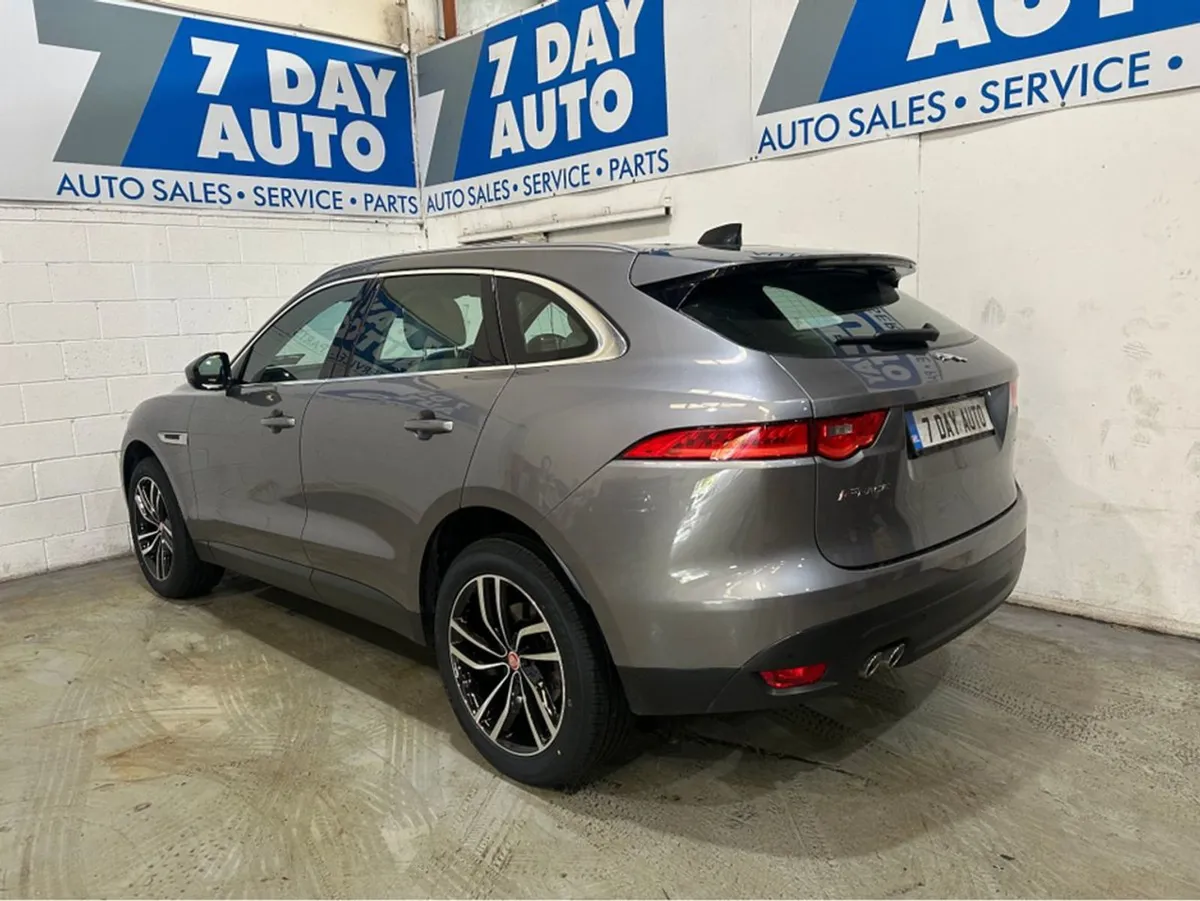 Jaguar F- PACE Chequered Flag PAN Roof Auto - Image 4