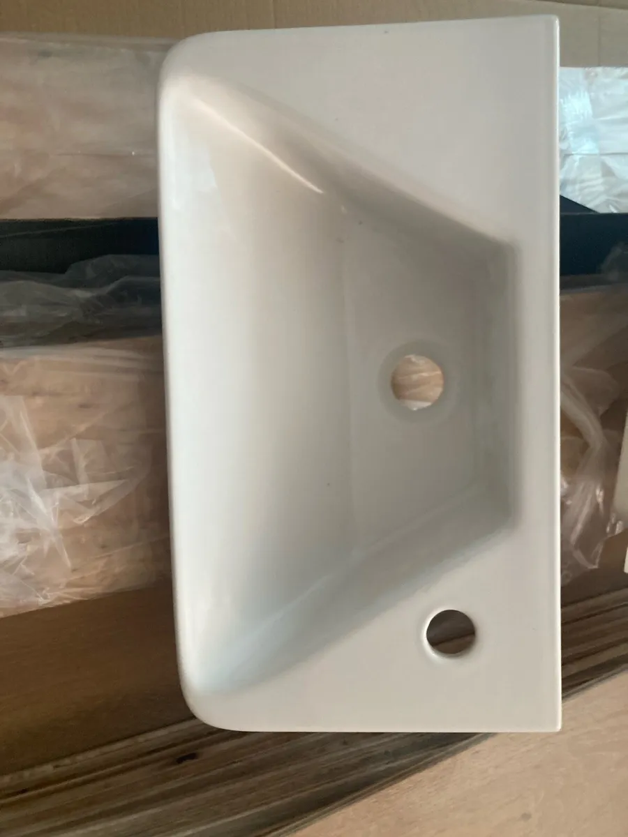 Bathroom sink - Image 1