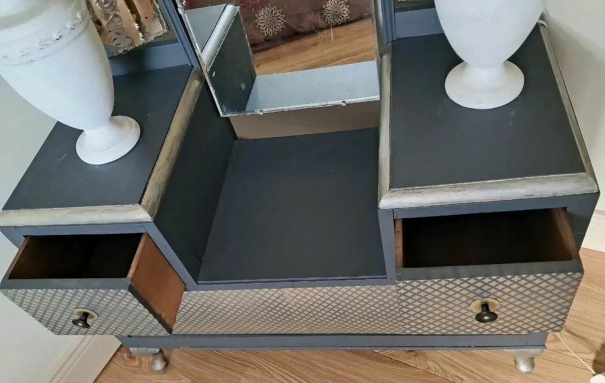 Dressing table - Image 1
