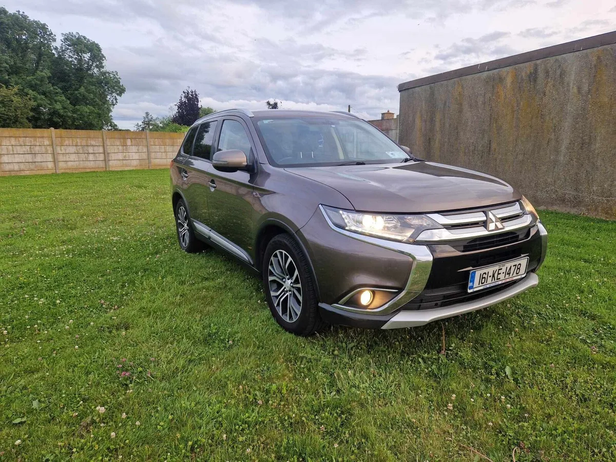 2016 Mitsubishi Outlander - Image 2
