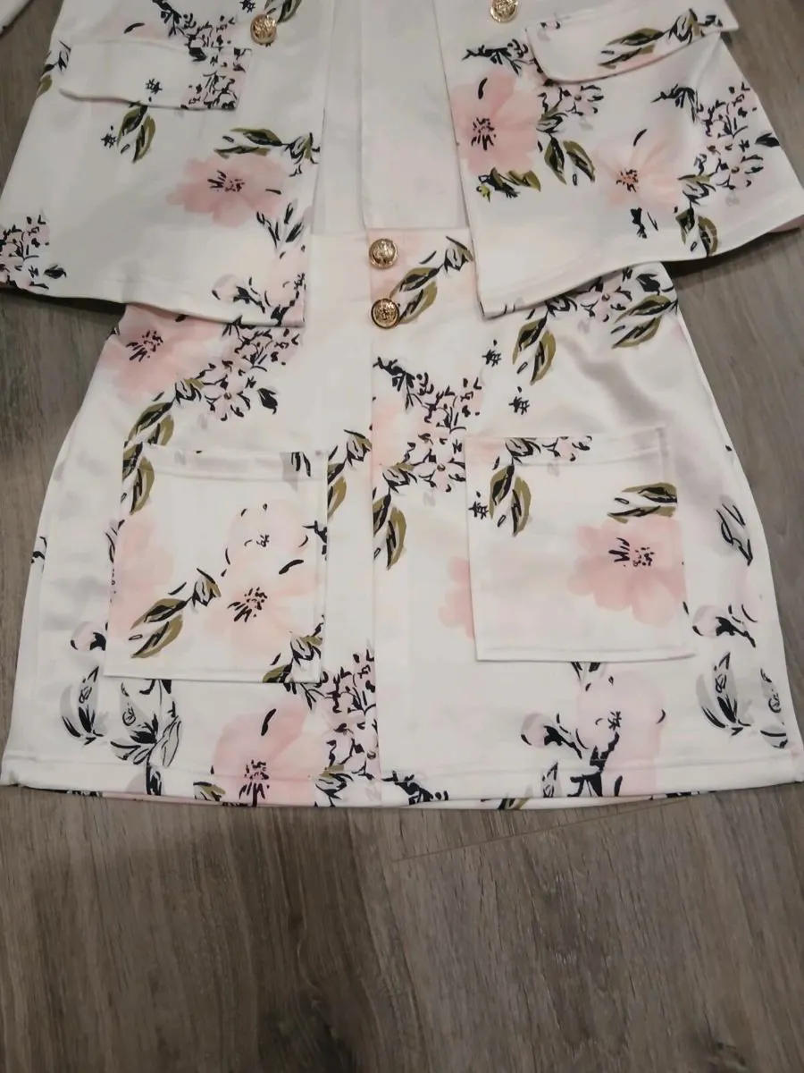 Ladies suit - Image 1