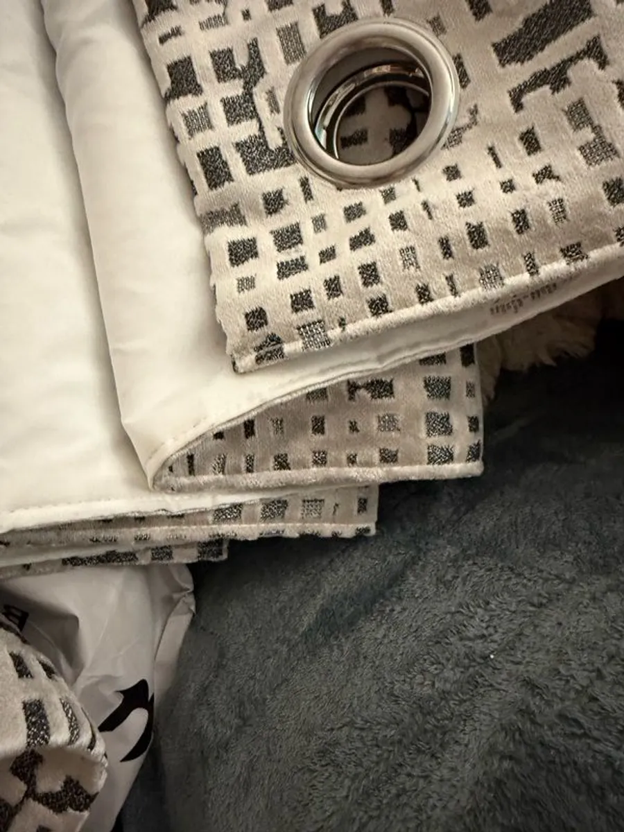 90x90 curtains silver and white and grey - Image 3