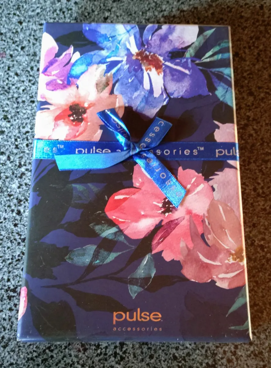 PULSE ACCESSORIES PINK SCARF IN BOX (NEW). - Image 3