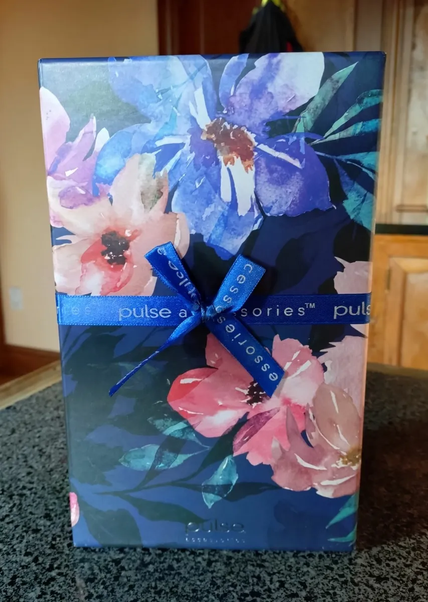 PULSE ACCESSORIES PINK SCARF IN BOX (NEW). - Image 1