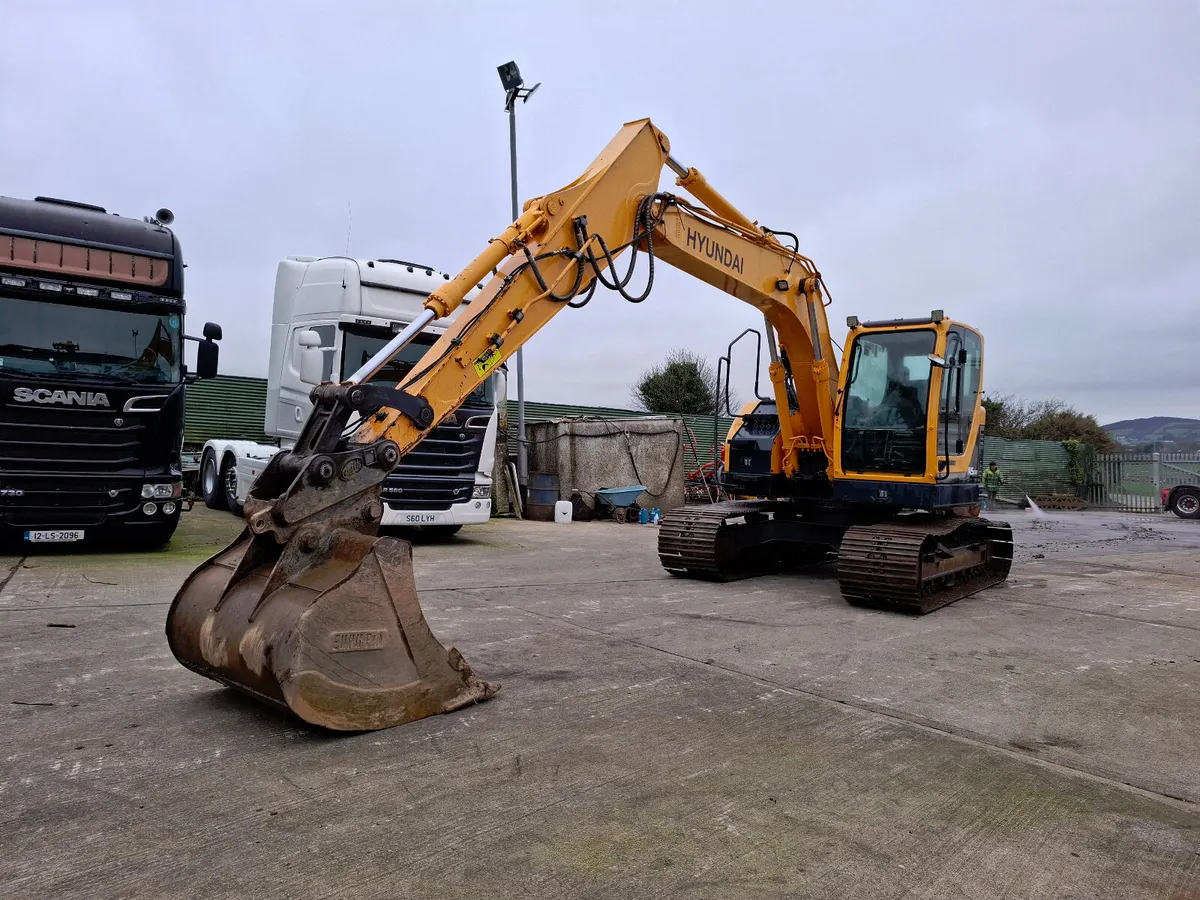 2011  Hyundai 145 LCR-9  Excavator , Track Digger - Image 2