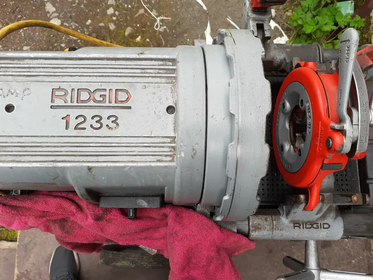 RIDGID 1233 THREADING MACHINE - Image 1