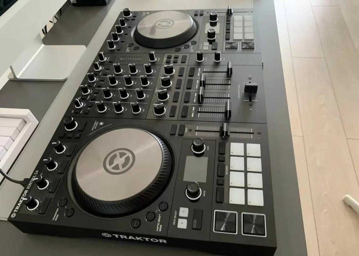 Native Instruments Traktor Kontrol S4 MK3 - Image 3