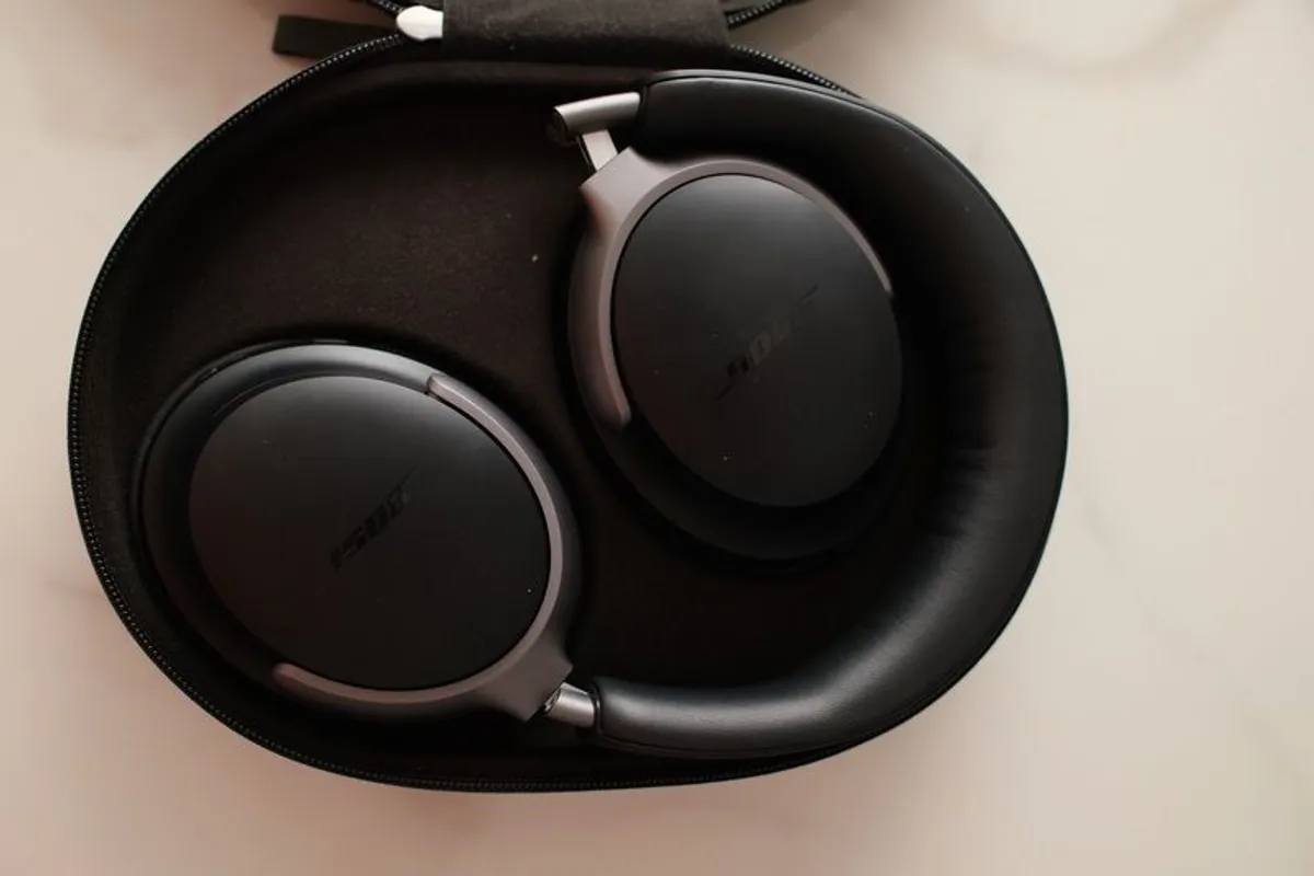 Bose Quietcomfort Ultra over ear headphones (like new) - Image 3