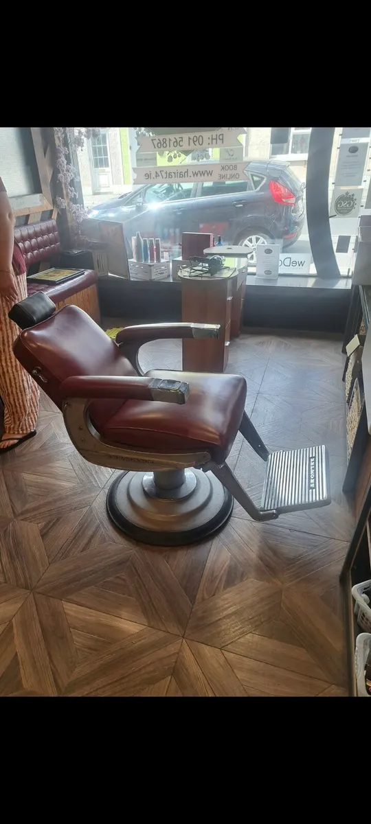 Barber chair and 2 belfast sinks - Image 2