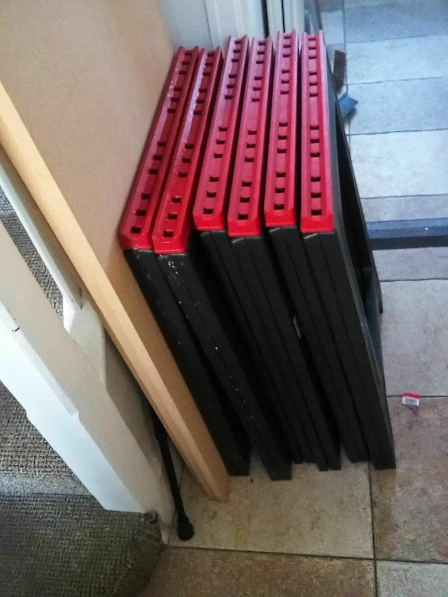 3 trestle tables, 6 legs + 3  tops, 50 e the lot - Image 1