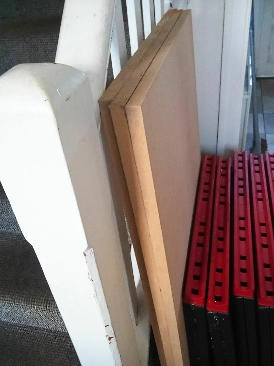 3 trestle tables, 6 legs + 3  tops, 50 e the lot - Image 2