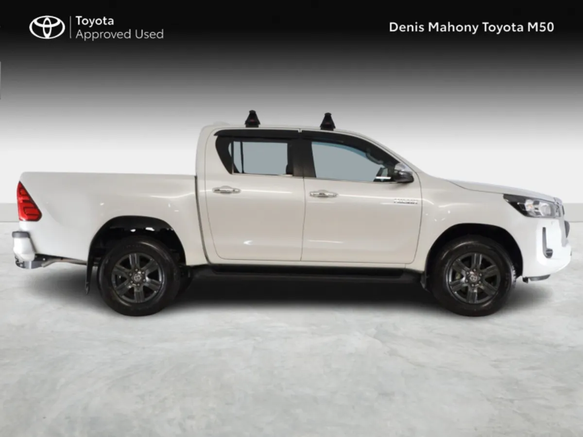 Toyota Hilux 2.8 SR5 DOUBLE CAB - Image 3