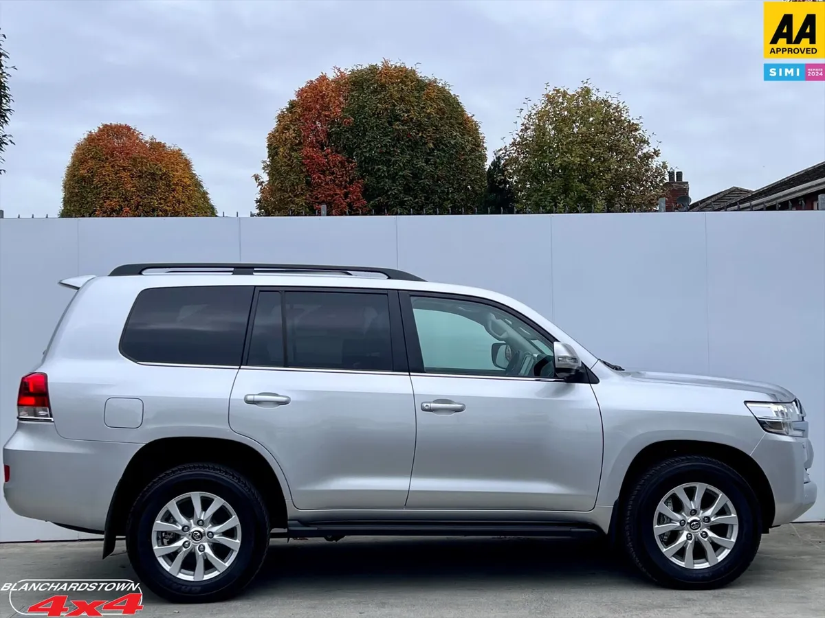 TOYOTA LANDCRUISER V8 AMAZON LC200 FINAL EDITION - Image 4