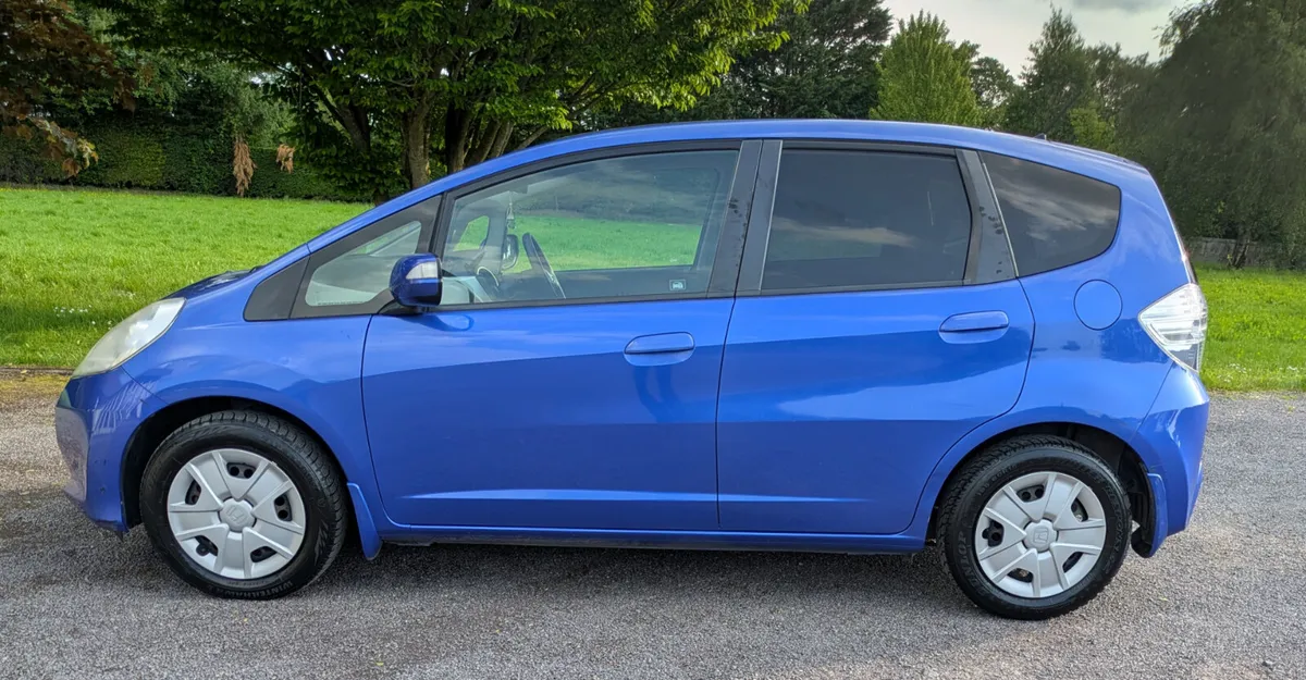Honda Fit 1.3 AUTOMATIC PETROL HYBRID - Image 4