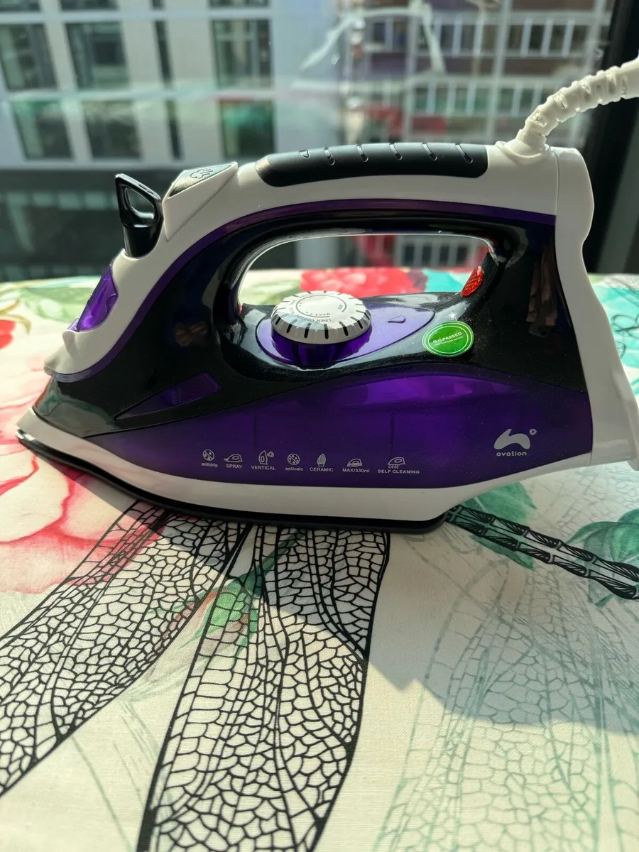 Ironing board and iron - Image 4