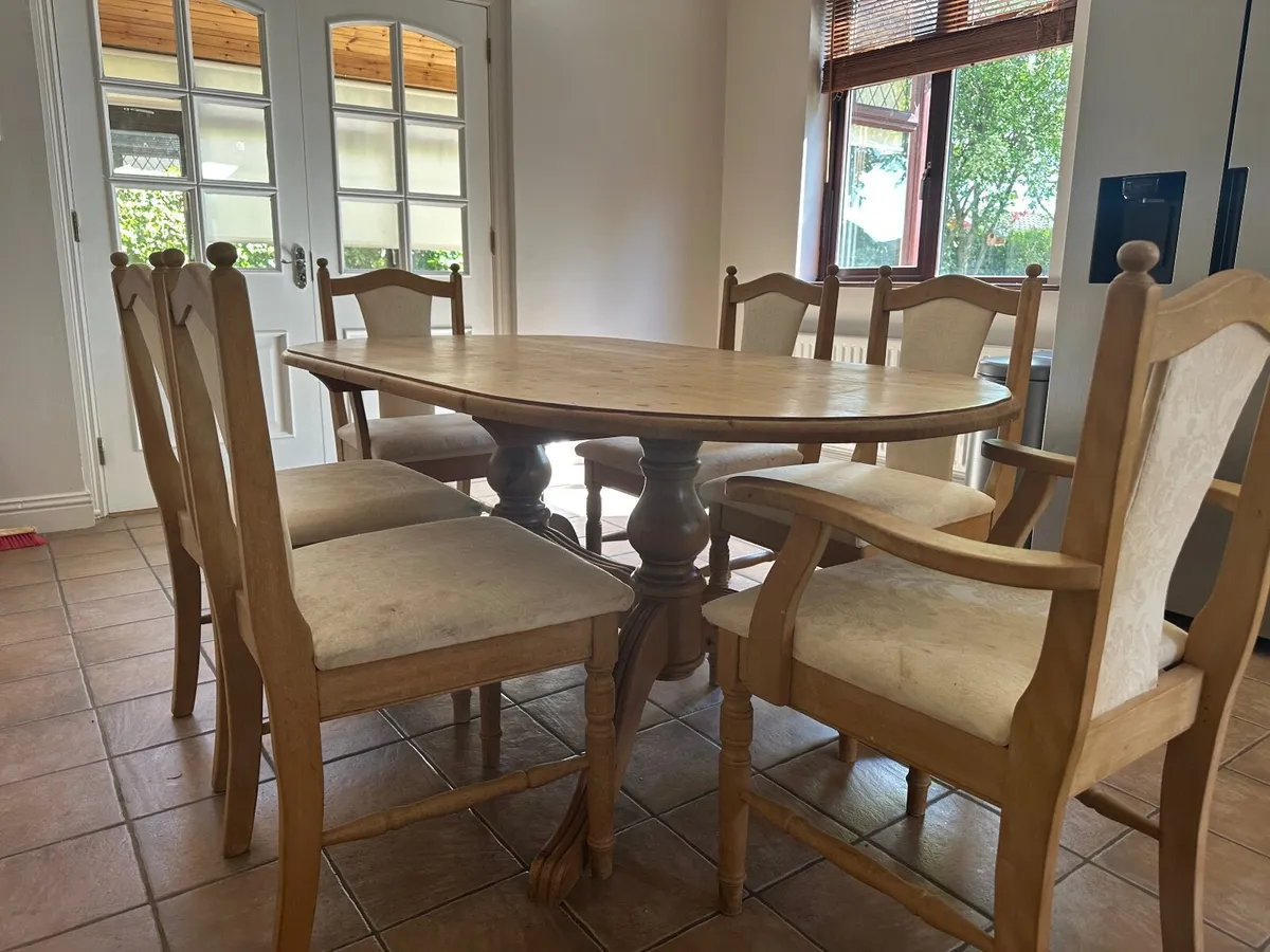 Table and chairs - Image 4