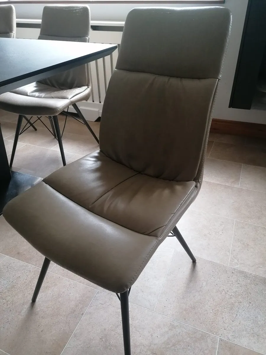 Table & Chairs - Image 4