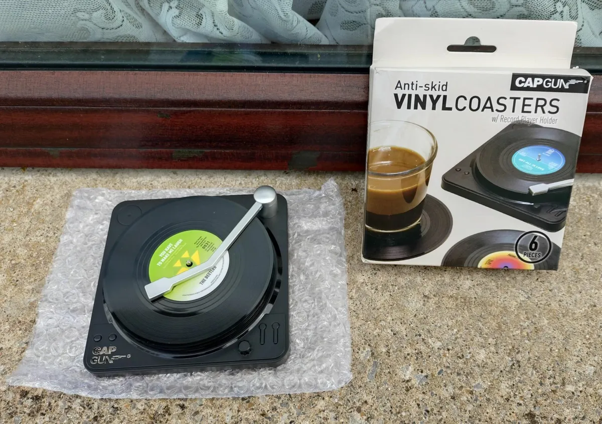6 VINYL COASTERS & RECORD PLAYER STAND (NEW). - Image 1