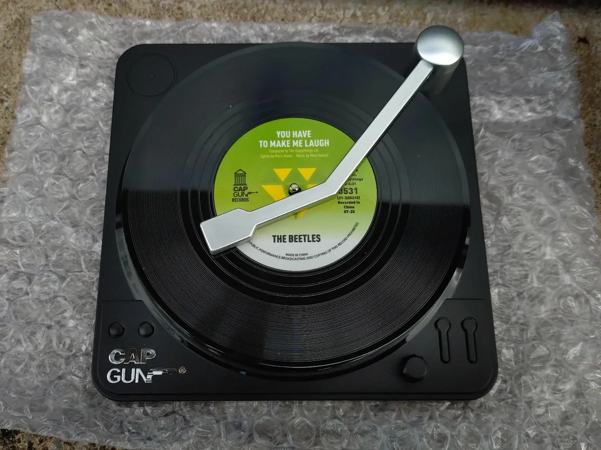 6 VINYL COASTERS & RECORD PLAYER STAND (NEW). - Image 2