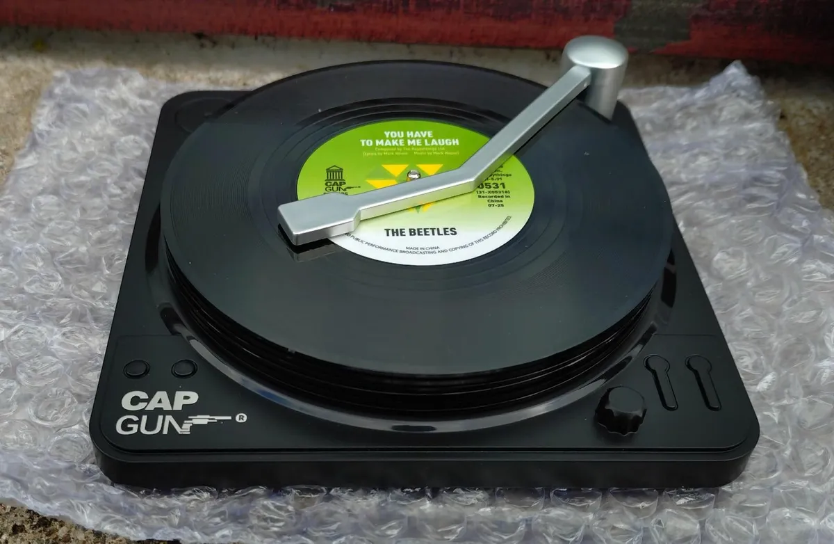 6 VINYL COASTERS & RECORD PLAYER STAND (NEW). - Image 3