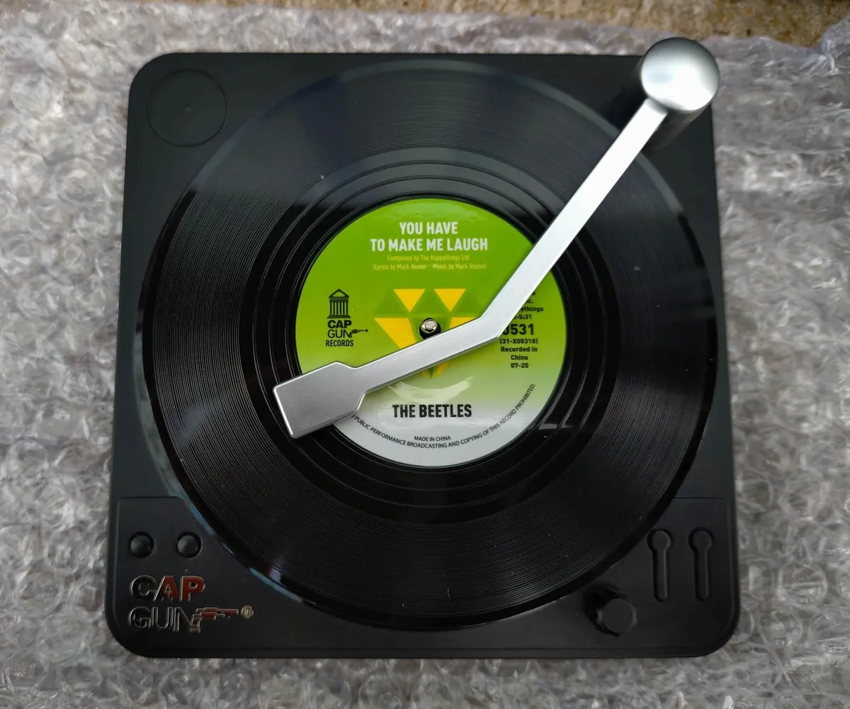 6 VINYL COASTERS & RECORD PLAYER STAND (NEW). - Image 4