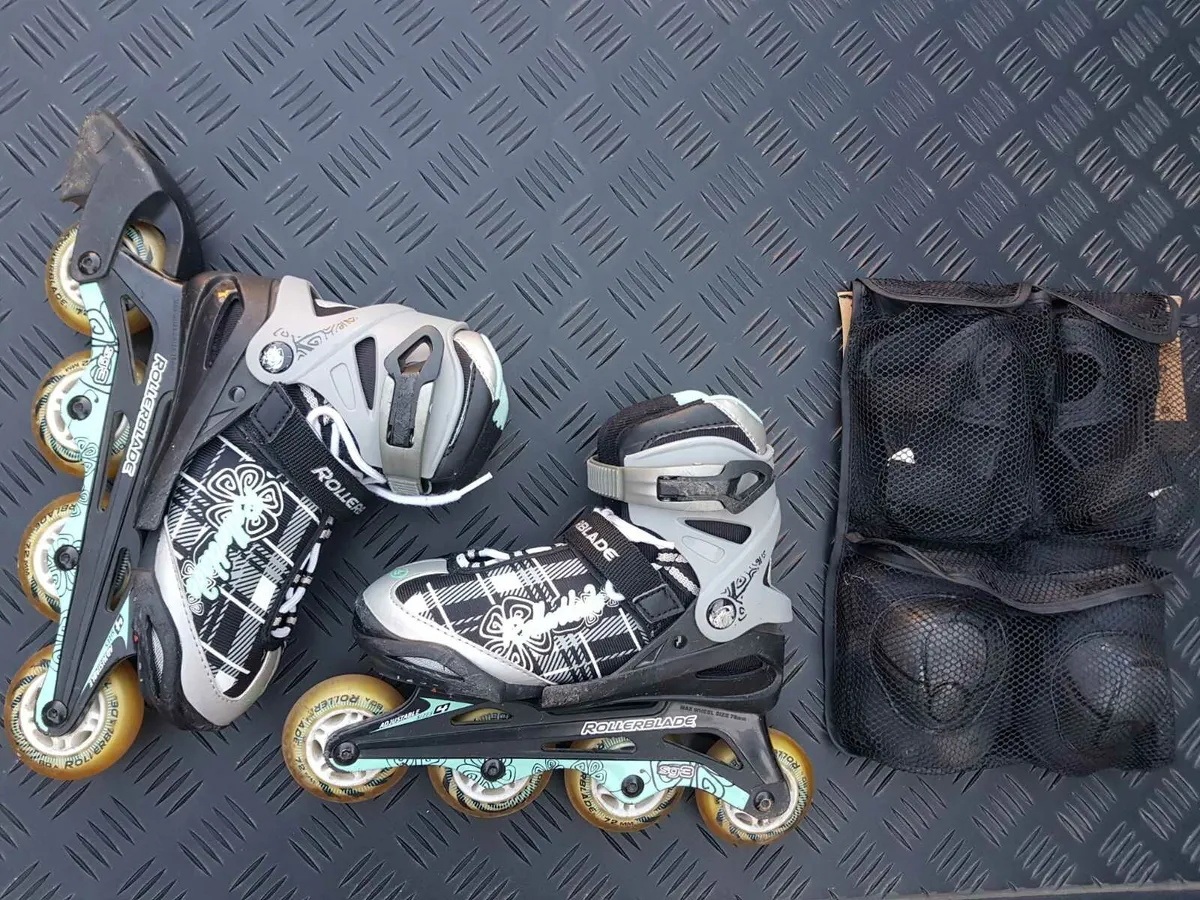 Rollerblades adjustable with protectors - Image 2