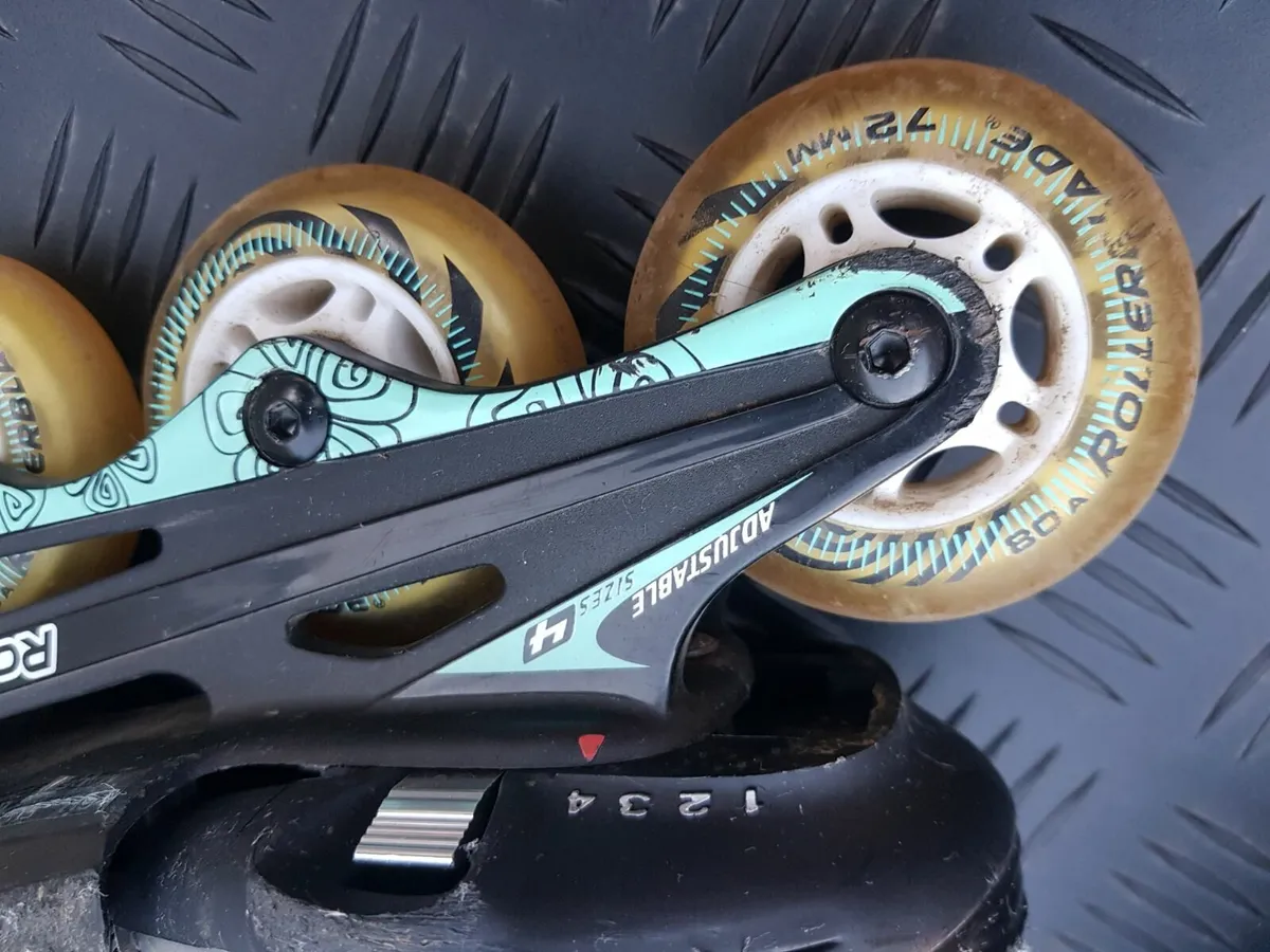 Rollerblades adjustable with protectors - Image 3