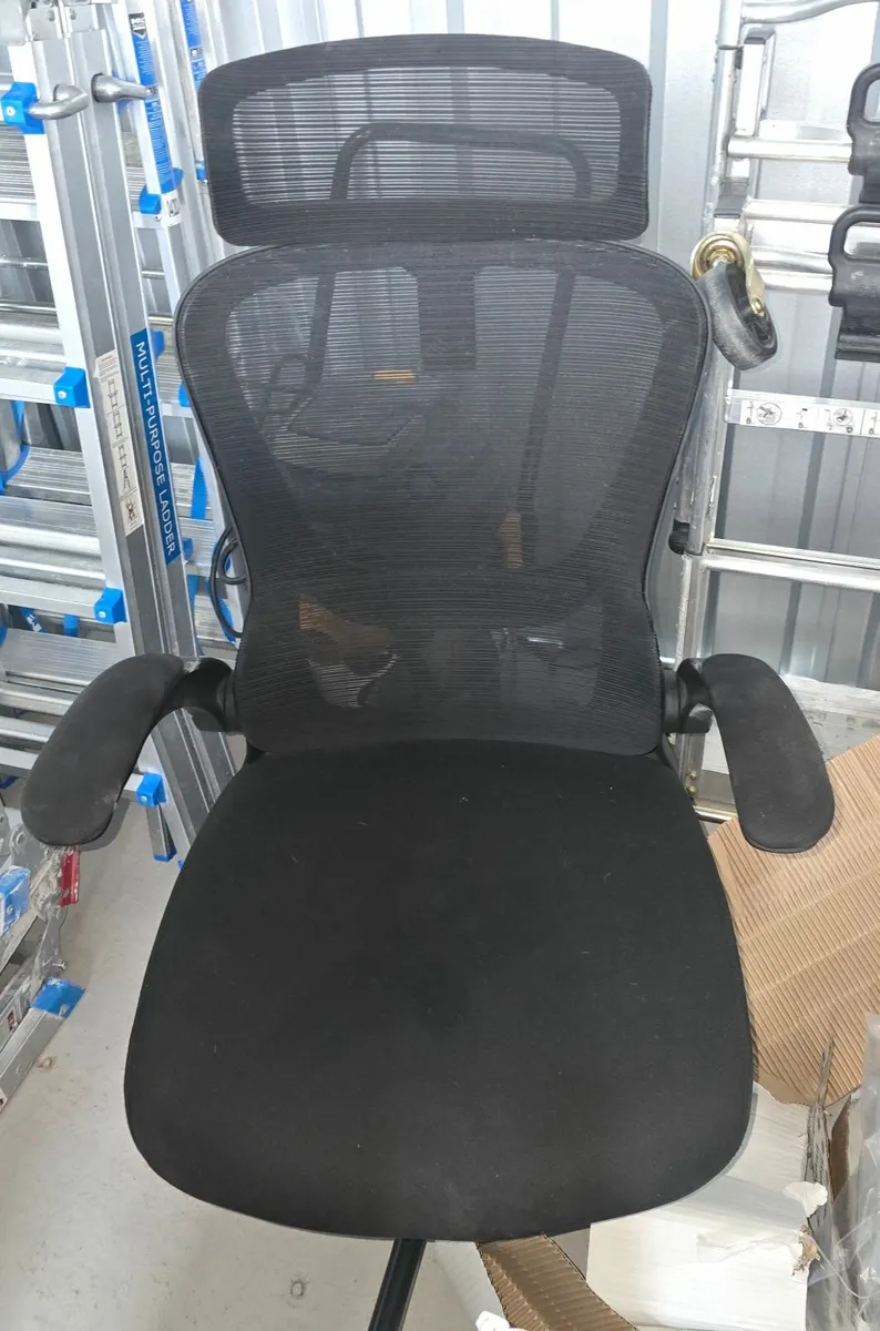 Office chair and desk sold separate - Image 1